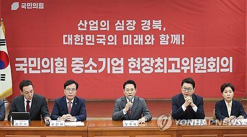 국민의힘 중소기업 현장최고위원회의 참석한 장동혁-송언석 (경산=연합뉴스) 윤관식 기자 = 국민의힘 장동혁 대표와 송언석 원내대표가 22일 경북 경산시 경산산업단지관리공단에서 열린 국민의힘 중소기업 현장최고위원회의에 참석하고 있다. 2025.9.22 psik@yna.co.kr (끝)