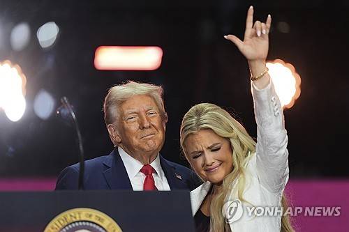 찰리 커크 부인 에리카와 트럼프 미국 대통령 [AP=연합뉴스 자료사진 제공]