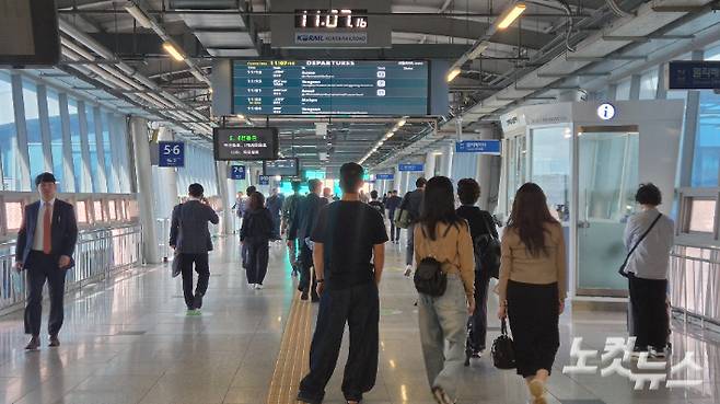 22일 오전 광주송정역에서 고속철도를 타기 위해 시민들이 분주히 이동하고 있다. 한아름 기자