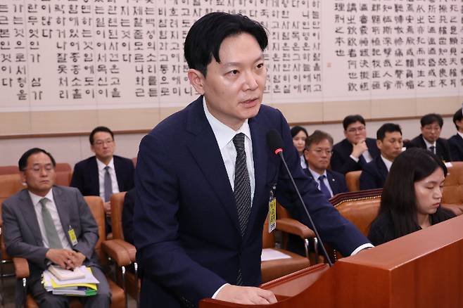 22일 국회 법제사법위원회에서 열린 '건진법사 관봉권 띠지' 분실 관련 검찰개혁 입법청문회에서 박상용 수원지검 부부장검사가 대북송금 수사 '연어 술파티' 의혹에 대해 부인하고 있다. 연합뉴스