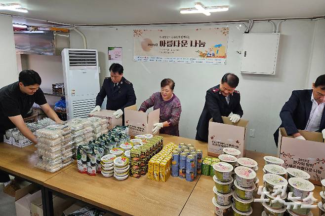 추석 선물 상자를 포장 중인 구세군과 벧엘나눔공동체.