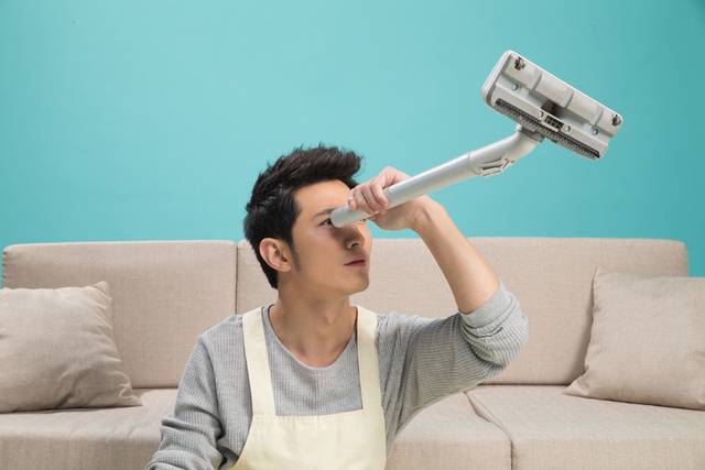 한국소비자원은 18일 한국산업기술시험원과 함께 무선 청소기 10종을 대상으로 최대흡입력을 시험 평가했다. 그 결과 중국산 제품이 ㎩ 단위를 사용해 개선이 필요하다고 전했다. 사진은 기사의 특정 사실과 관련 없음. 게티이미지뱅크