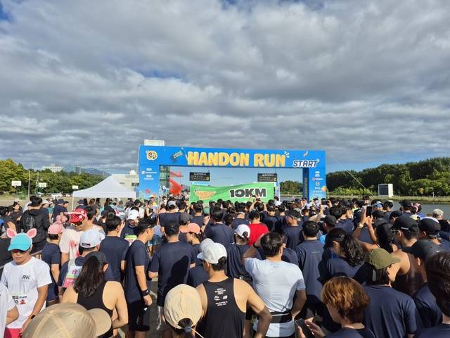 22일 열린 ‘2025 한돈런’ 달리기대회에서 10㎞ 구간 참가자들이 출발선 앞에 구름떼처럼 몰려 있다.