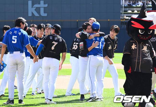 [OSEN=수원, 조은정 기자]21일 수원 KT위즈파크에서 ‘2025 신한 SOL Bank KBO리그’ KT 위즈와 삼성 라이온즈의 경기에 앞서 삼성 오승환의 은퇴 투어 행사가 진행됐다.삼성 오승환이 KT 우규민과 포옹하고 있다. 2025.09.21 /cej@osen.co.kr