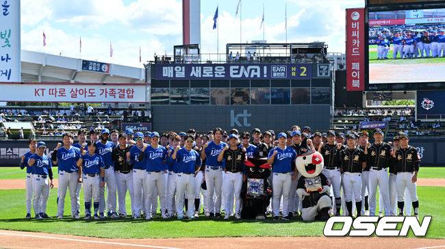 [OSEN=수원, 조은정 기자]21일 수원 KT위즈파크에서 ‘2025 신한 SOL Bank KBO리그’ KT 위즈와 삼성 라이온즈의 경기에 앞서 삼성 오승환의 은퇴 투어 행사가 진행됐다.삼성 오승환이 양팀 선수단과 포즈를 취하고 있다. 2025.09.21 /cej@osen.co.kr