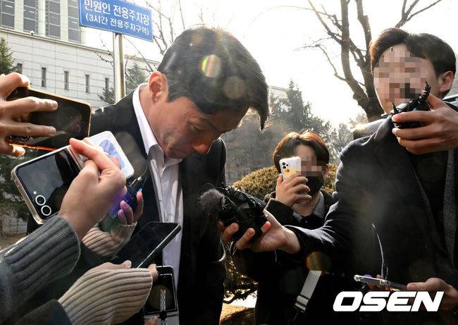 [OSEN=지형준 기자] 축구 선수 황의조(알라니아스포르)가 14일 서울 서초구 서울중앙지법에서 열린 1심 선고 공판에 출석했다.성폭력범죄의처벌등에관한특례법위반 협의로 기소된 황의조는 1심에서 징역 1년에 집행유예 2년을 선고 받았다. 황의조가 1심 선고 공판을 마치고 취재진에 둘러싸여 질문에 답을 하고 있다. 2025.02.14 /jpnews@osen.co.kr
