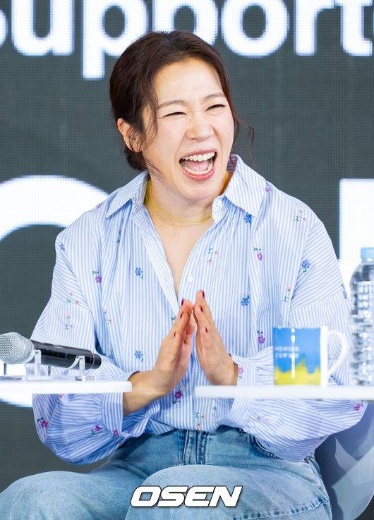 [OSEN=부산, 민경훈 기자] 제30회 부산국제영화제(BIFF) 영화 ‘어쩔수가없다’ 오픈토크 행사가 18일 부산 해운대구 영화의 전당에서 열렸다.올해 30주년을 맞이한 부산국제영화제는 오는 26일까지 총 64개국 328편의 작품을 만날수 있다.배우 염혜란이 오픈토크에서 환하게 웃고 있다.  2025.09.18 / rumi@osen.co.kr