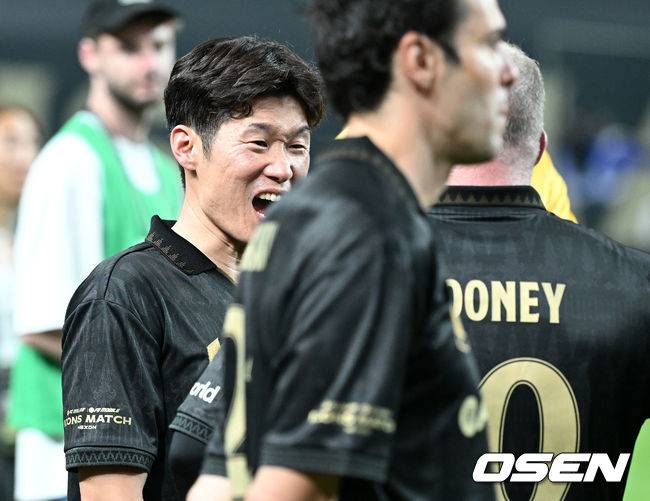 [OSEN=서울월드컵경기장, 이대선 기자] 이번에도 방패가 창을 부러뜨렸다.&nbsp;2025년에도 아이콘 매치의 승자는&nbsp;실드 유나이티드(수비수팀)가 됐다.실드 유나이티드는&nbsp;14일 오후 7시 30분&nbsp;서울월드컵기장에서 열린&nbsp;'2025&nbsp;아이콘 매치: 창의 귀환, 반격의 시작'에서 맞붙고 있다.'FC 스피어(공격수팀)'에 2-1 역전승을 거뒀다. 지난해&nbsp;4-1&nbsp;승리에 이어 이번에도 승자가 됐다.경기 종료 후 박지성이 루니와 이야기를 나누고 있다. 2025.09.14 /sunday@osen.co.kr