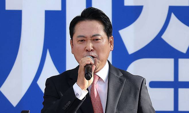 국민의힘 장동혁 대표가 21일 대구 동구 동대구역 광장에서 열린 '야당탄압·독재정치 국민 규탄대회'에서 발언하고 있다. 연합뉴스