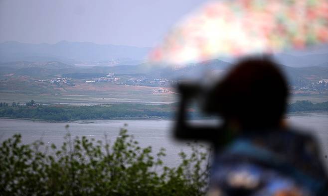 경기도 파주 오두산 통일전망대에서 관광객이 북한 황해북도 개풍군 일대를 바라보고 있다. 연합뉴스