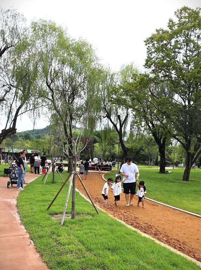 맨발 황톳길을 걷는 아빠와 아이들.