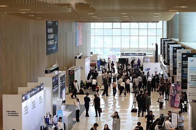 22일 오후 수원컨벤션센터에서 열린 ‘G-BIO WEEK X AI CONNECT with G-FAIR 2025’ 행사장. 경기도 제공