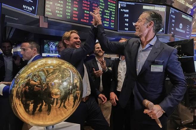 미 연준(FRB)이 9개월 만에 처음으로 금리를 인하한 데 이어 18일 미 증시 선물 시장이 S&P 500 지수 선물 0.8%, 다우존스산업평균 지수 선물은 0.7%,, 나스닥 선물은 1.1% 급등하면서 월가가 이날 사상 최고치로 개장할 것을 예고했다. 2025.09.18. AP뉴시스