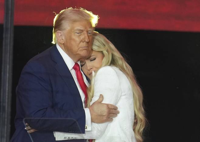 도널드 트럼프 미국 대통령이 2025년 9월 21일(현지시간) 애리조나주 글렌데일의 스테이트팜 스타디움에서 열린 찰리 커크 추모식에서 에리카 커크를 껴안고 있다. AP뉴시스