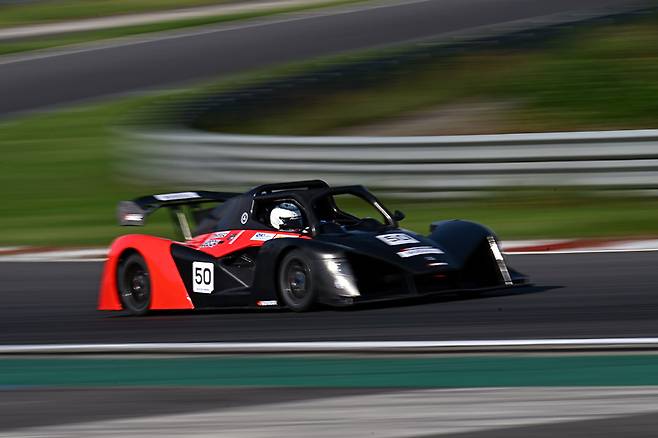 주행 중인 강병휘, 그리고 레볼루션 500SC. 사진: 김학수 기자