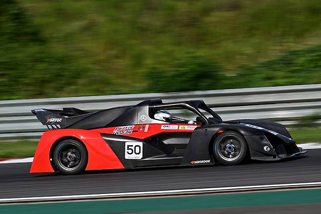 주행 중인 강병휘, 그리고 레볼루션 500SC. 사진: 김학수 기자