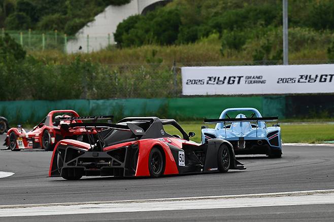 다양한 클래스의 차량들이 어우러진 전남 내구. 사진: 김학수 기자