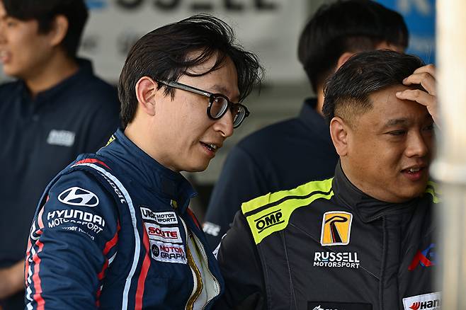 팀원과 함께 내구 레이스의 결과를 살펴보는 강병휘. 사진: 김학수 기자