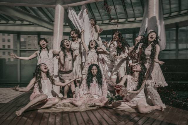 국립극단 '안트로폴리스' 5부작 중 1부 ‘프롤로그/디오니소스’. 1부는 테베 건국의 스토리를 다룬 프롤로그와 에우리피데스 원작의 ‘바쿠스의 여신도들’을 재창작한 ‘디오니소스’로 구성된다. 사진 제공=국립극단