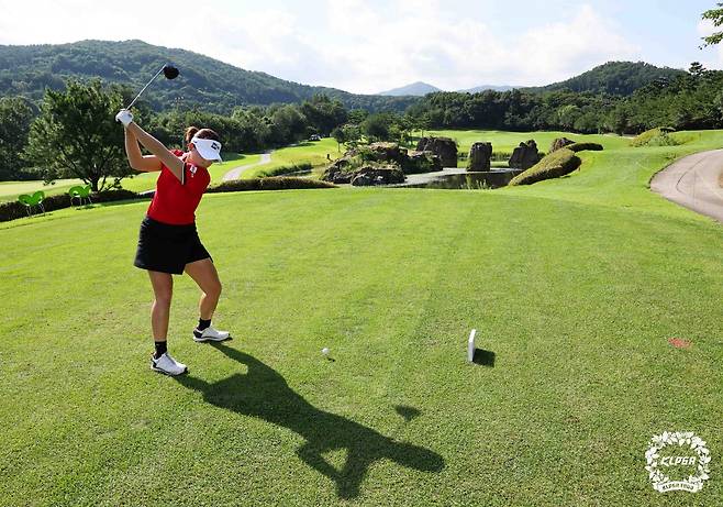 ‘장외 신인상 포인트 1위’에 오른 김민솔. 출전 대회수가 부족해 올해 신인왕을 받을 수 없는 그는 “규정이 그렇다면 어쩔 수 없다”면서 “내년에 받으면 된다”고 말했다. 사진제공 | KLPGA