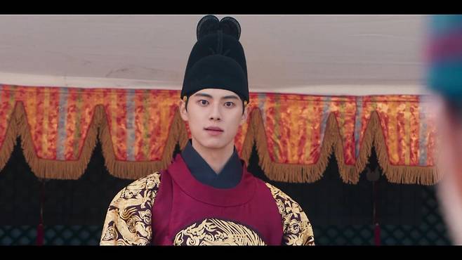 ‘폭군의 셰프’ 이채민이 변우석에 견줄 차세대 로코 남주로 떠오를지 업계 안팍의 관심이 집중된다. 사진출처 | tvN ‘폭군의 셰프’ 캡처