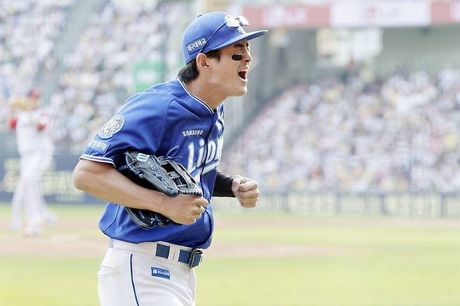 왼쪽 무릎에 불편함을 호소했던 삼성 구자욱이 22일 검진 결과 염증 소견을 받았다. 5강 싸움이 한창인 가운데 주축 타자의 이탈을 걱정했던 삼성은 놀란 가슴을 쓸어내렸다. 뉴시스