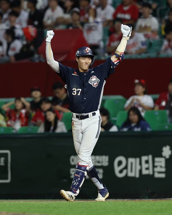 두산 박지훈이 22일 인천 SSG전에서 5타수 2안타 3타점의 활약을 펼치며 팀의 9-2 승리를 이끌었다. 박지훈이 6회초 2타점 중전적시타를 쳐낸 뒤 환호하고 있다. 사진제공｜두산 베어스