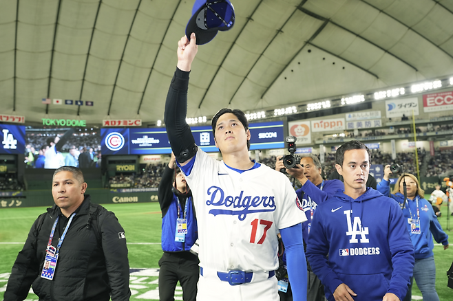 지난 3월 일본 도쿄돔에서 열린 MLB 도쿄 시리즈 로스앤젤레스 다저스와 시카고 컵스의 경기 후 팬들에게 인사하는 오타니 쇼헤이. 게티이미지