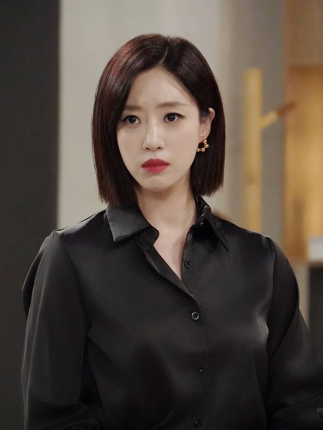 KBS2 드라마 ‘여왕의 집’에서 강재인 역을 연기한 배우 함은정 출연장면. 사진 마스크스튜디오