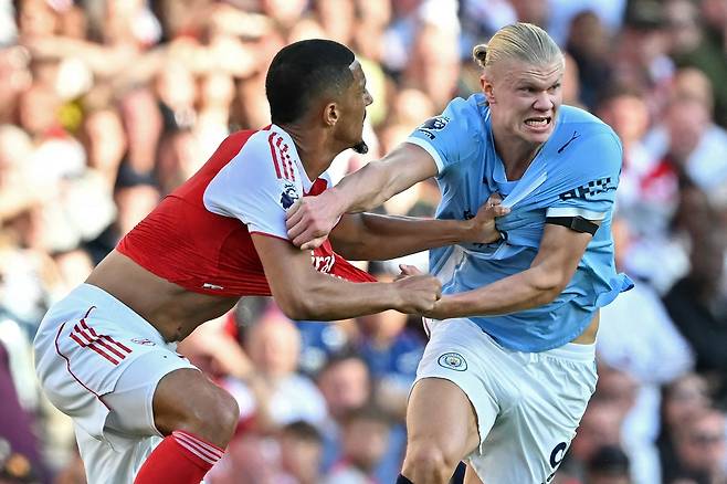 윌리엄 살리바(왼쪽)와 공을 다투는 엘링 홀란.   런던 | AFP연합뉴스