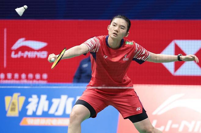 중국 한웨가 21일 중국 마스터스 여자단식 결승에서 안세영의 샷을 받아내고 있다. AFP연합뉴스