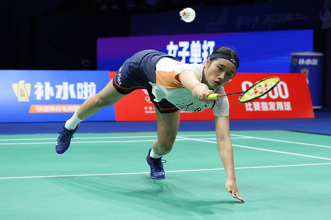 안세영이 21일 중국 선전에서 열린 2025 세계배드민턴연맹(BWF) 월드투어 중국 마스터스 여자 단식 결승에서 상대 공격을 받아내고 있다.     선전 | 신화연합뉴스