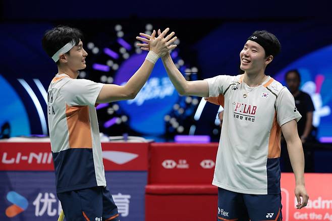 김원호(왼쪽)와 서승재가 21일 중국 선전에서 열린 2025 세계배드민턴연맹(BWF) 월드투어 중국 마스터스 남자 복식 결승에서 승리한 뒤 하이파이브를 하고 있다.   선전 | AFP연합뉴스