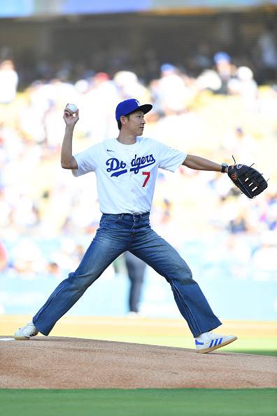 LAFC 손흥민이 지난달 27일 LA 다저스와 신시내티의 경기에서 시구하고 있다. 게티이미지코리아