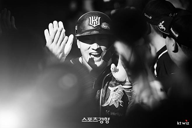 KT 안현민이 21일 수원 삼성전에서 2-0으로 리드하던 5회말 투런홈런을 날린 뒤 더그아웃에서 동료들의 축하를 받고 있다. KT위즈 제공