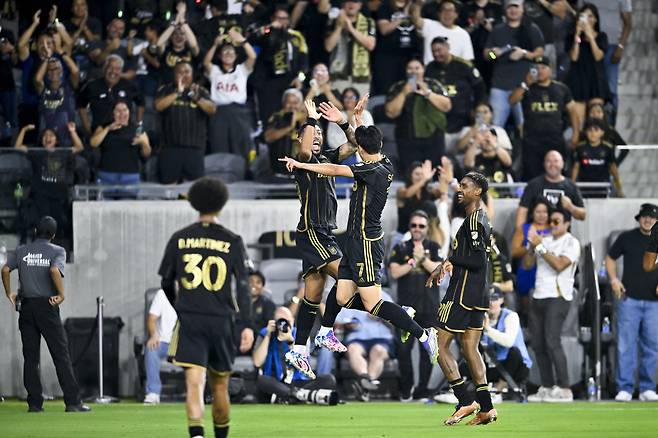 손흥민(왼쪽)이 22일 미국 캘리포니아주 로스앤젤레스의 BMO 스타디움에서 열린 레알 솔트레이크와의 2025 MLS 정규리그 홈 경기에서 드니 부앙가의 골이 터진 뒤 하이파이브하고 있다. 로스앤젤레스 | Imagn Images연합뉴스