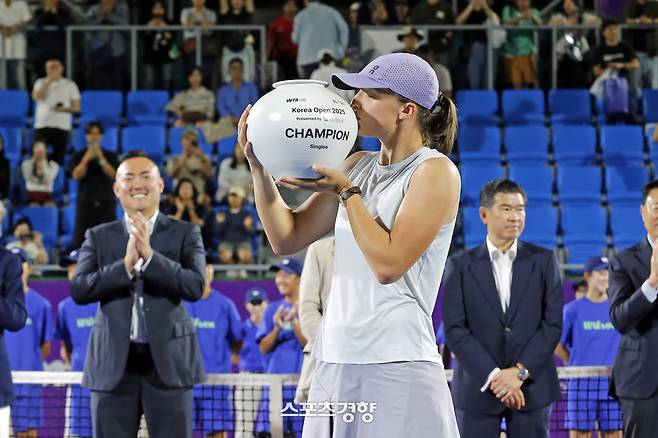 이가 시비옹테크가 21일 서울 송파구 올림픽공원 테니스코트에서 끝난 여자프로테니스(WTA) 투어 코리아오픈  단식 결승에서 에카테리나 알렉산드로바를 꺾고 우승을 확정한 뒤 우승 트로피에 입을 맞추고 있다. 대회조직위원회 제공