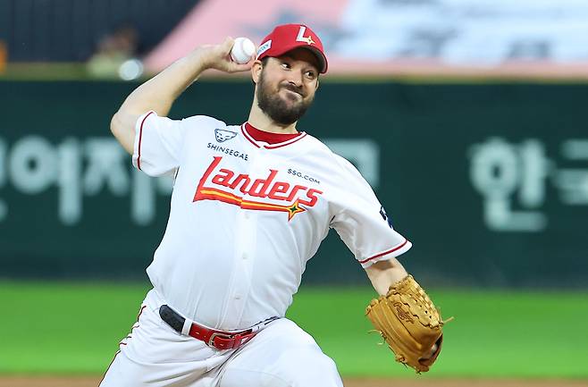 SSG 드류 앤더슨이 22일 인천 SSG랜더스필드에서 열린 2025 프로야구 SSG와 원정 경기에 선발 등판해 공을 던지고 있다. 인천 | 연합뉴스