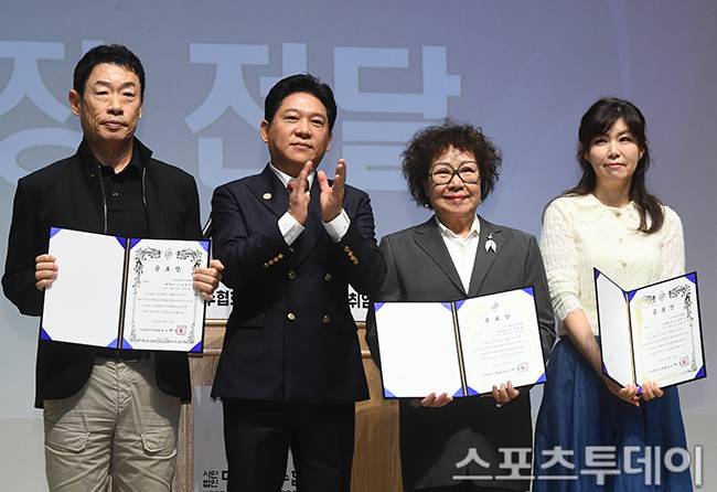 박상철 회장이 조승구 이사, 임희숙 이사, 김희진 이사와 기념촬영을 하고 있다