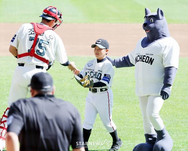 [영상] 시구하러 용감하게 마운드 오른 김민재 군 '우리 아빠는......'