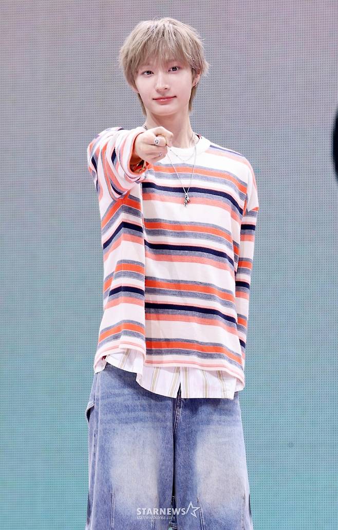 그룹 킥플립 동화가 22일 서울 광진구 예스24 라이브홀에서 열린 세 번째 미니 앨범 ‘My First Flip(마이 퍼스트 플립)’ 발매 기념 쇼케이스에서 포즈를 취하고 있다. /2025.09.22 /사진=김휘선 hwijpg@