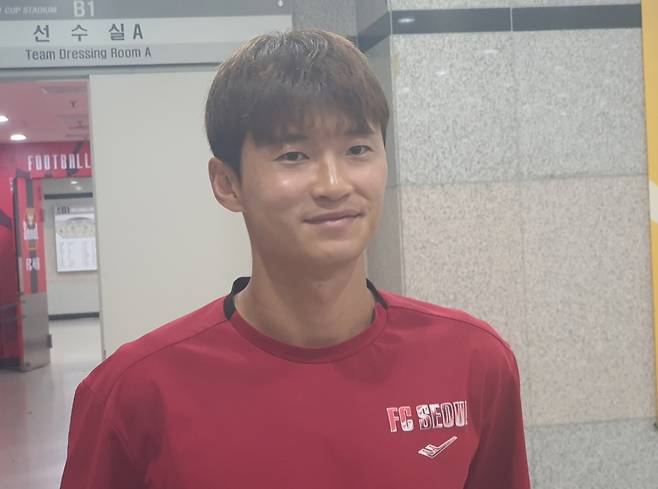 FC서울 수비수 김진수가 지난 21일 서울월드컵경기장에서 열린 광주FC와의 '하나은행 K리그1 2025' 30라운드 홈경기 승리 후 믹스트존에서 인터뷰를 하고 있다. /사진=박재호 기자