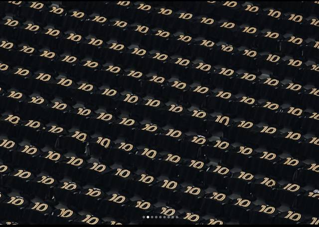 팬들에게 증정된 카를로스 벨라 유니폼. /사진=LAFC SNS