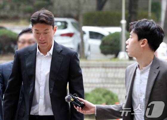 황의조 전 축구 국가대표가 지난 2월 서울 서초구 서울중앙지방법원에서 열린 성폭력범죄의처벌등에관한특례법위반(카메라등이용촬영) 선고에 출석하고 있다. /사진=뉴스1