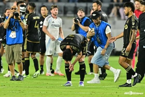 손흥민(가운데)이 지난 1일 오전 11시 45분(한국시간) 미국 로스앤젤레스의 BMO 스타디움에서 열린 2025시즌 미국 메이저리그 사커(MLS) 서부 컨퍼런스 29라운드 홈 경기가 끝난 뒤 허리를 숙이고 있다. /AFPBBNews=뉴스1