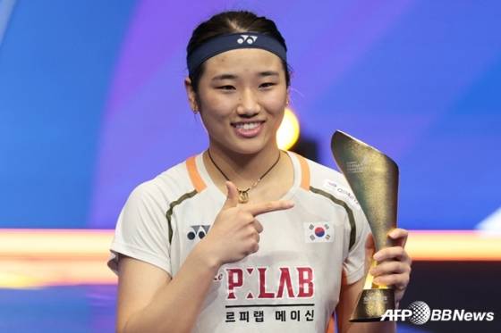 안세영이21일(한국시간) 중국 광둥성 선전 아레나에서 열린 2025 세계배드민턴연맹(BWF) 월드 투어 슈퍼 750 중국 마스터스 여자단식 결승에서 우승을 차지한 뒤 트로피를 들어보이고 있다. /AFPBBNews=뉴스1