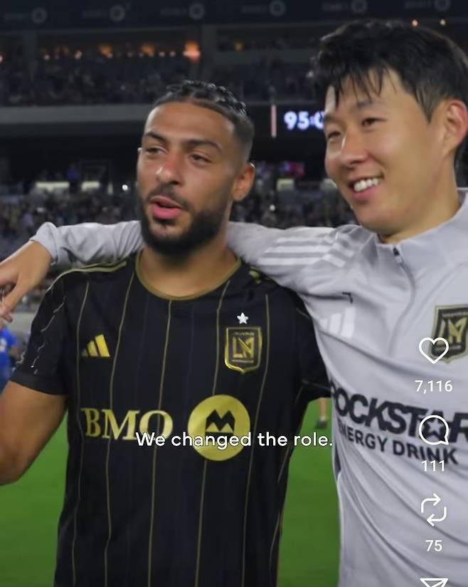 데니스 부앙가(왼쪽)와 손흥민이 22일(한국시간) 미국 캘리포니아주 LA의 BMO 스타디움에서 열린 2025 미국프로축구(MLS) 정규리그 홈경기가 끝난 뒤 어깨동무하며 구단 인터뷰를 하고 있다. /사진=로스앤젤레스FC(LAFC) 공식 사회관계망서비스(SNS) 영상 갈무리