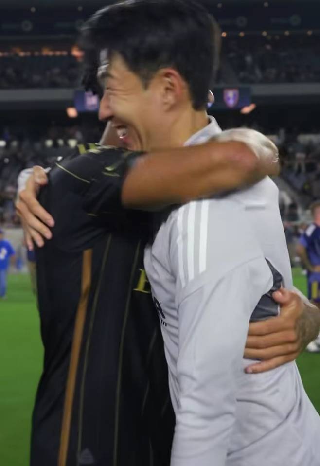 손흥민(오른쪽)이 22일(한국시간) 미국 캘리포니아주 LA의 BMO 스타디움에서 열린 2025 미국프로축구(MLS) 정규리그 홈경기가 끝난 뒤 데니스 부앙가를 안아주고 있다. /사진=로스앤젤레스FC(LAFC) 공식 사회관계망서비스(SNS) 영상 갈무리