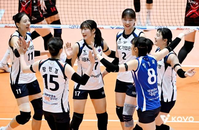 IBK기업은행 선수들이 하이파이브하고 있다. /사진=KOVO 제공