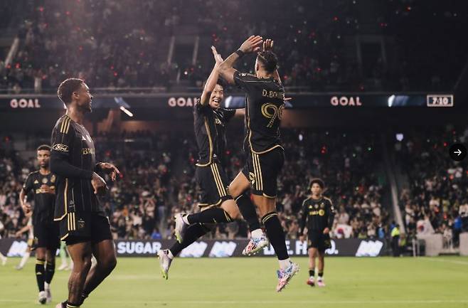 LAFC 공격 콤비 손흥민과 드니 부앙가가 22일 레알 솔트레이크 시티와의 홈 경기에서 4골을 합작한 뒤 MLS 공식 홈페이지는 '부앙가가 최근 네 경기에서 두 차례 해트트릭을 기록했다. 그의 골 결정력은 손흥민과 함께 뛴 이후 눈에 띄게 향상됐다'고 평가했다. 미국 '시티즌 트리뷴'은 '손흥민은 토트넘 시절 해리 케인과 함께 잉글리시 프리미어리그 역사적인 공격 듀오를 만들었다. 이제 그는 MLS에서도 또 다른 파트너십을 만들어가고 있다'고 했다. 미국 스포츠 전문 매체 '스포팅 트리뷴'은 '손흥민과 함께라면 부앙가가 골든부츠 경쟁에서 메시와 끝까지 맞붙을 수 있다'며 '손흥민의 가세로 부앙가는 단순히 팀 내 에이스를 넘어 리그 전체를 대표하는 스트라이커로 성장하고 있다'고 했다. LAFC